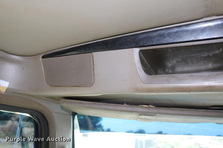 image for item DD8239 2009 Kenworth T800 semi truck