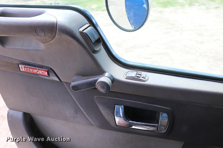 image for item DD8239 2009 Kenworth T800 semi truck