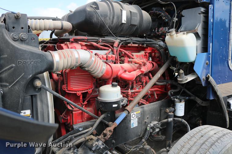 image for item DD8239 2009 Kenworth T800 semi truck