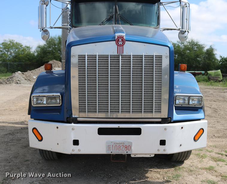 image for item DD8239 2009 Kenworth T800 semi truck
