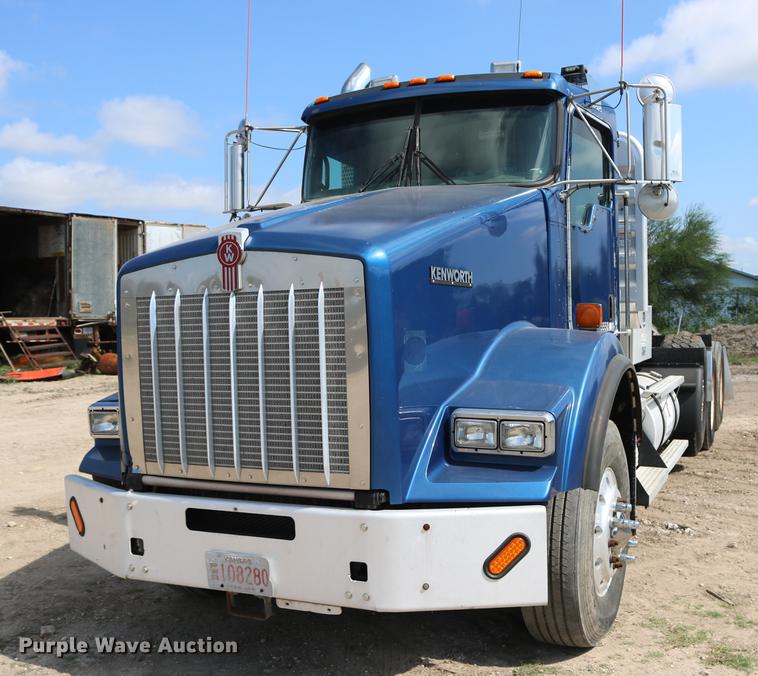 image for item DD8239 2009 Kenworth T800 semi truck