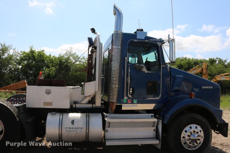 image for item DD8239 2009 Kenworth T800 semi truck