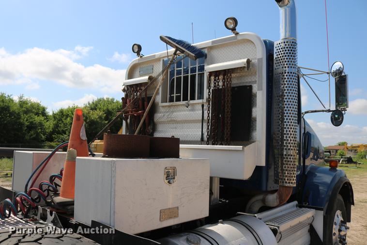 image for item DD8239 2009 Kenworth T800 semi truck