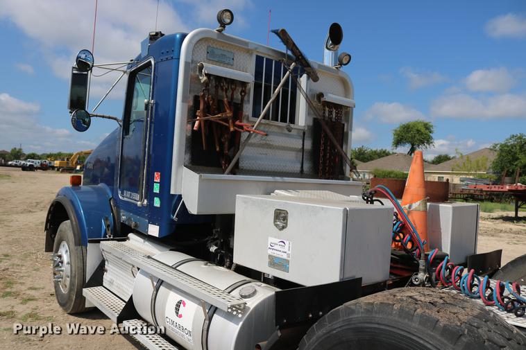 image for item DD8239 2009 Kenworth T800 semi truck