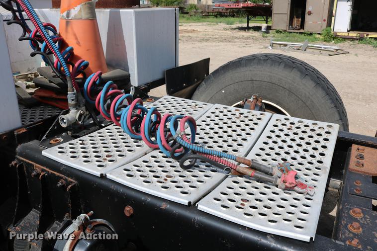 image for item DD8239 2009 Kenworth T800 semi truck