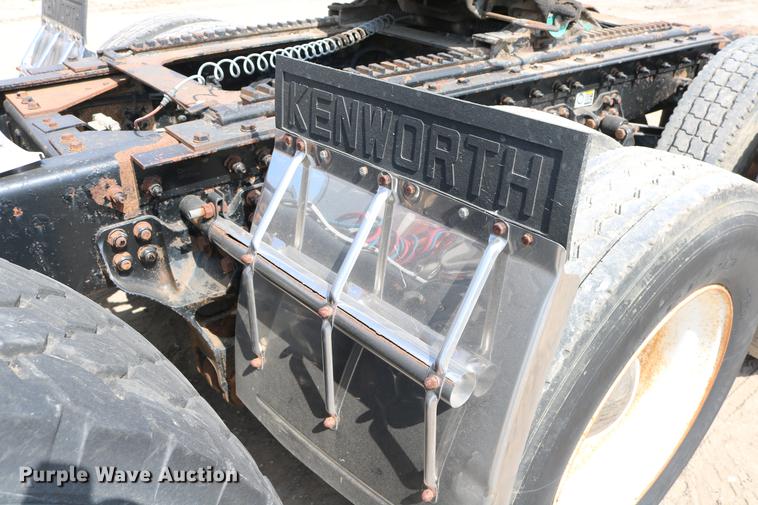 image for item DD8239 2009 Kenworth T800 semi truck