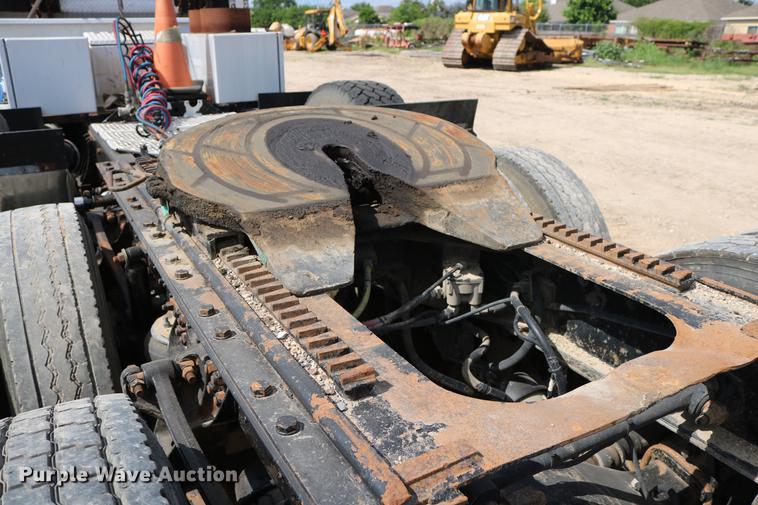 image for item DD8239 2009 Kenworth T800 semi truck