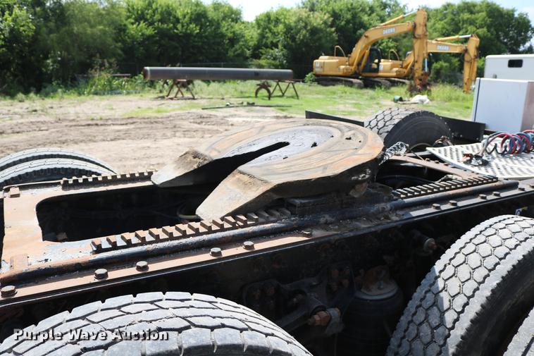 image for item DD8239 2009 Kenworth T800 semi truck