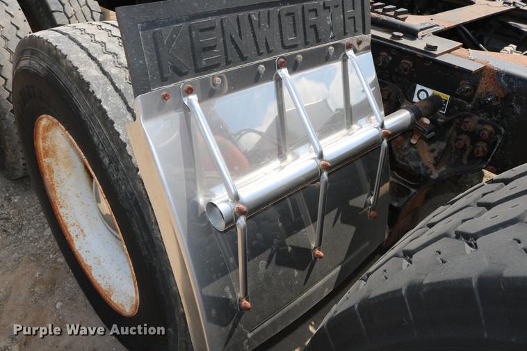 image for item DD8239 2009 Kenworth T800 semi truck