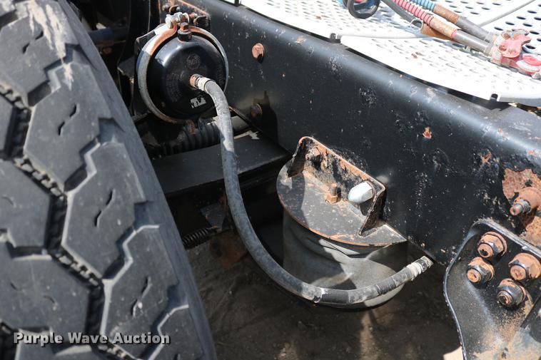 image for item DD8239 2009 Kenworth T800 semi truck