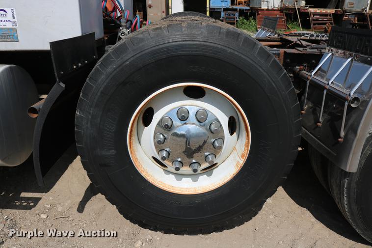 image for item DD8239 2009 Kenworth T800 semi truck