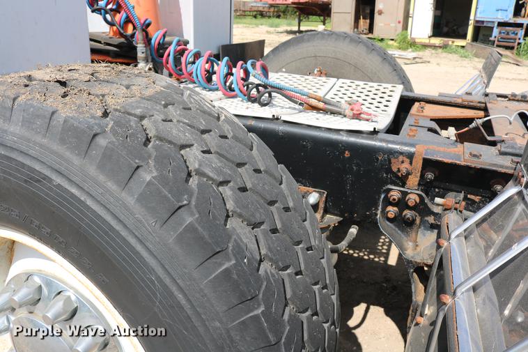 image for item DD8239 2009 Kenworth T800 semi truck