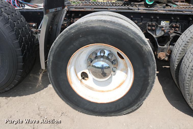 image for item DD8239 2009 Kenworth T800 semi truck