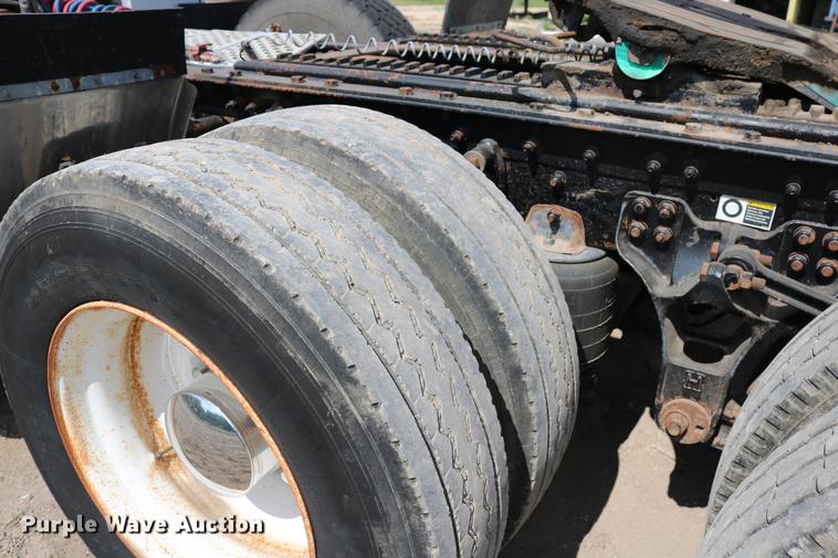 image for item DD8239 2009 Kenworth T800 semi truck