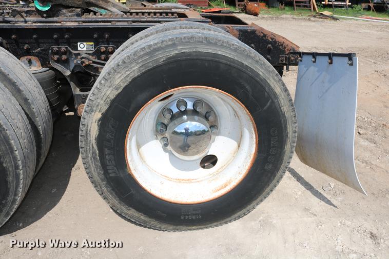 image for item DD8239 2009 Kenworth T800 semi truck