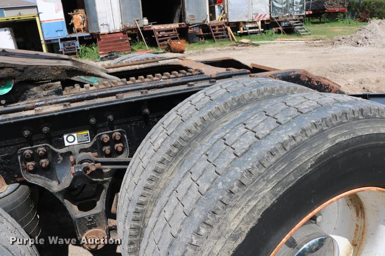 image for item DD8239 2009 Kenworth T800 semi truck