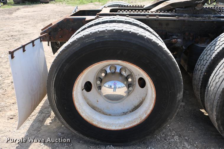 image for item DD8239 2009 Kenworth T800 semi truck