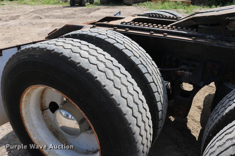 image for item DD8239 2009 Kenworth T800 semi truck