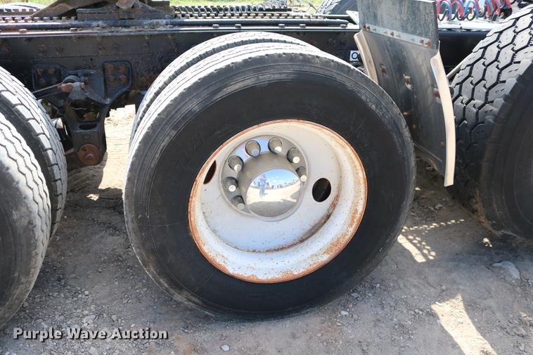 image for item DD8239 2009 Kenworth T800 semi truck