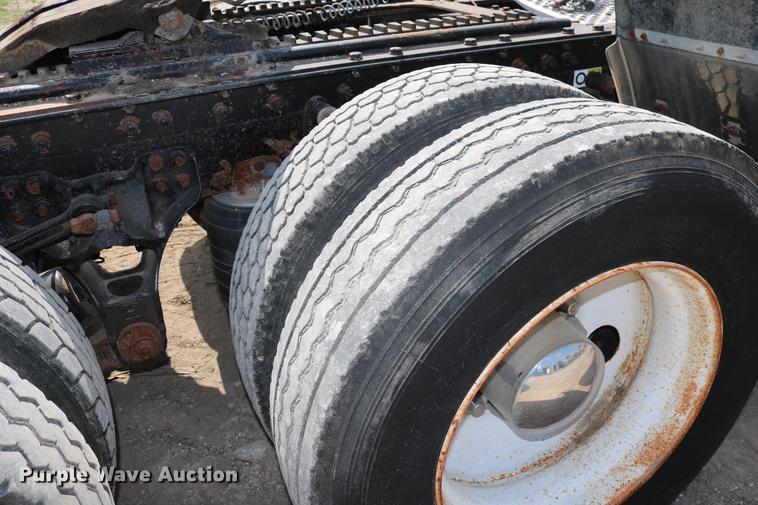 image for item DD8239 2009 Kenworth T800 semi truck