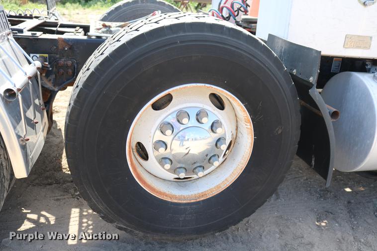 image for item DD8239 2009 Kenworth T800 semi truck