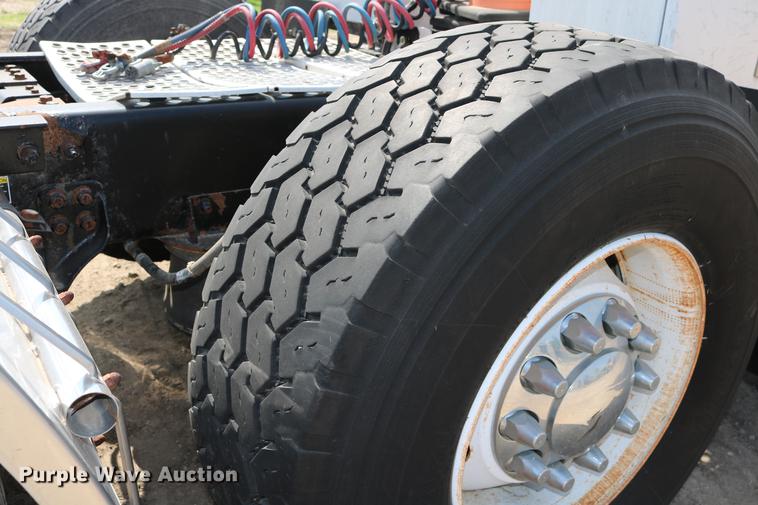 image for item DD8239 2009 Kenworth T800 semi truck