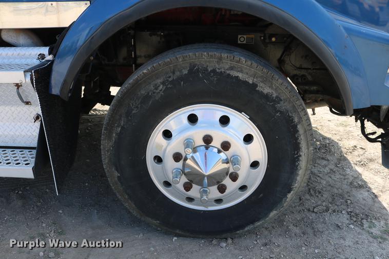 image for item DD8239 2009 Kenworth T800 semi truck