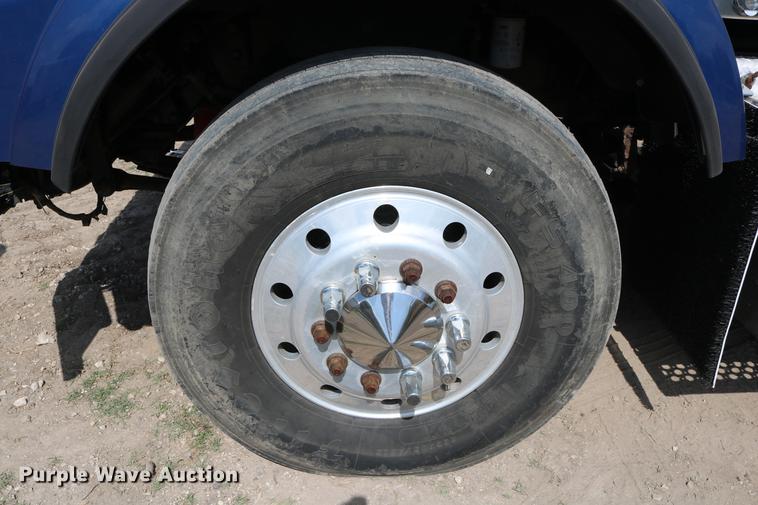 image for item DD8239 2009 Kenworth T800 semi truck