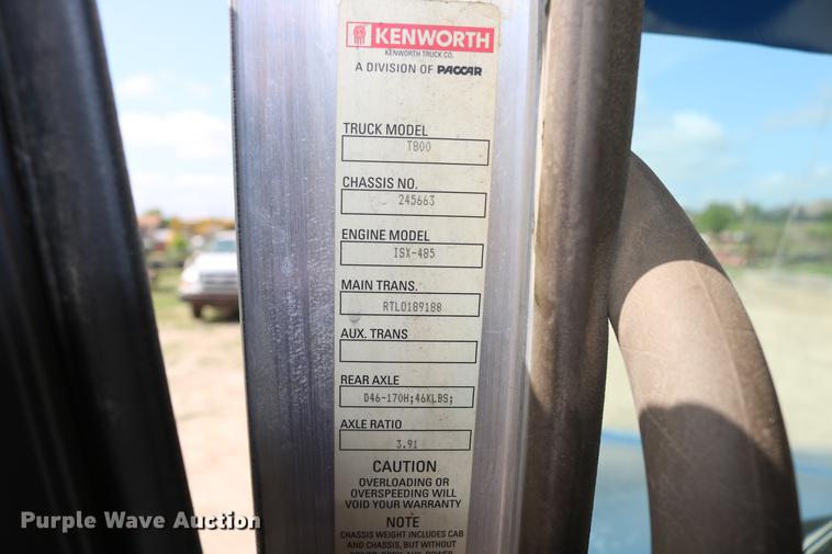 image for item DD8239 2009 Kenworth T800 semi truck