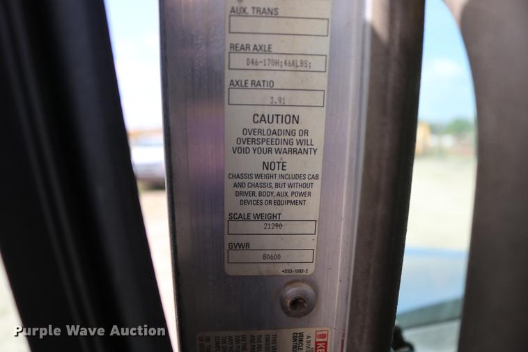 image for item DD8239 2009 Kenworth T800 semi truck