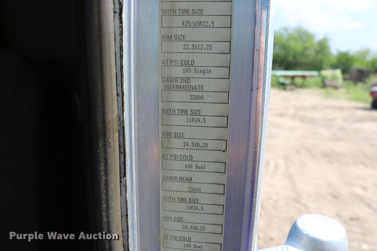 image for item DD8239 2009 Kenworth T800 semi truck