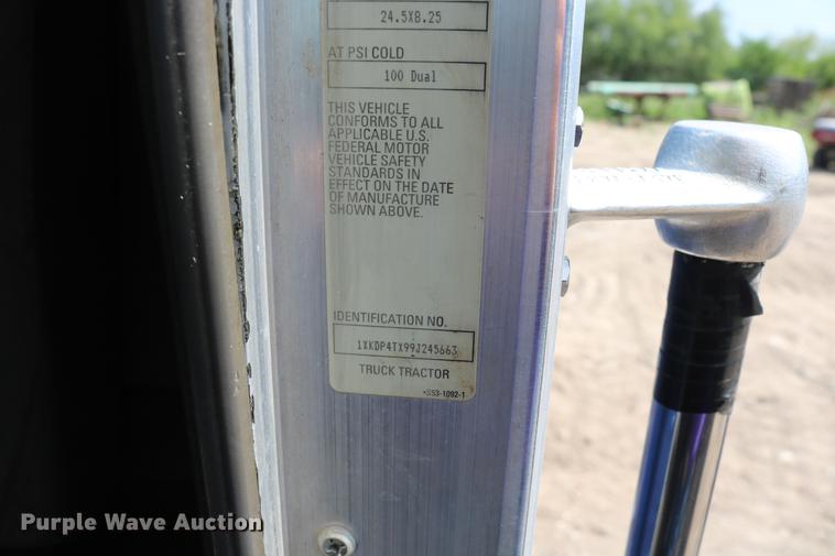 image for item DD8239 2009 Kenworth T800 semi truck