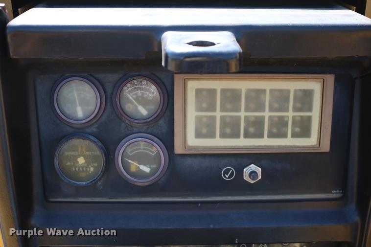 image for item DD8248 1999 Caterpillar 561M pipelayer