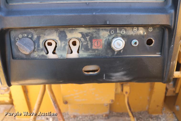 image for item DD8248 1999 Caterpillar 561M pipelayer