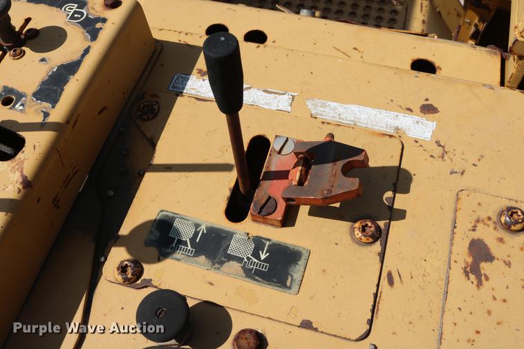 image for item DD8248 1999 Caterpillar 561M pipelayer