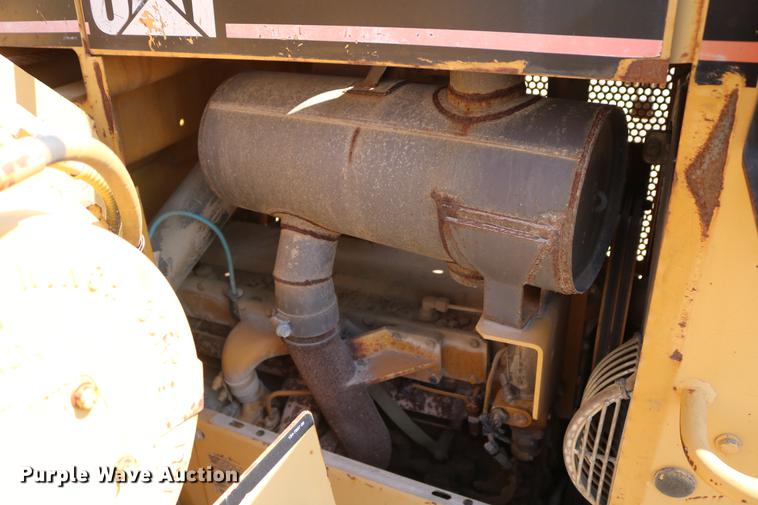 image for item DD8248 1999 Caterpillar 561M pipelayer