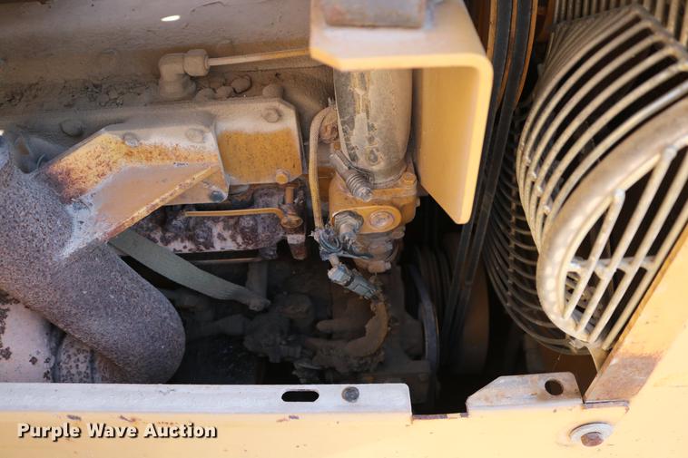 image for item DD8248 1999 Caterpillar 561M pipelayer