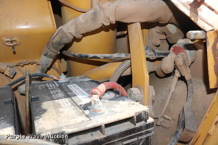 image for item DD8248 1999 Caterpillar 561M pipelayer