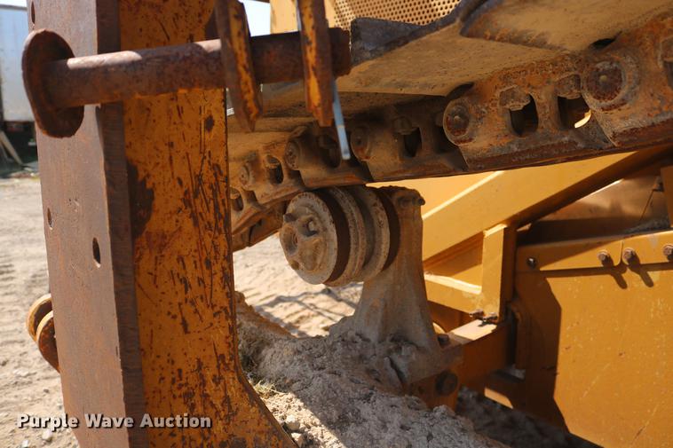 image for item DD8248 1999 Caterpillar 561M pipelayer