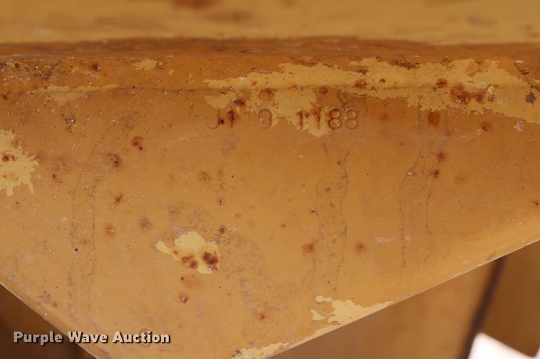 image for item DD8248 1999 Caterpillar 561M pipelayer