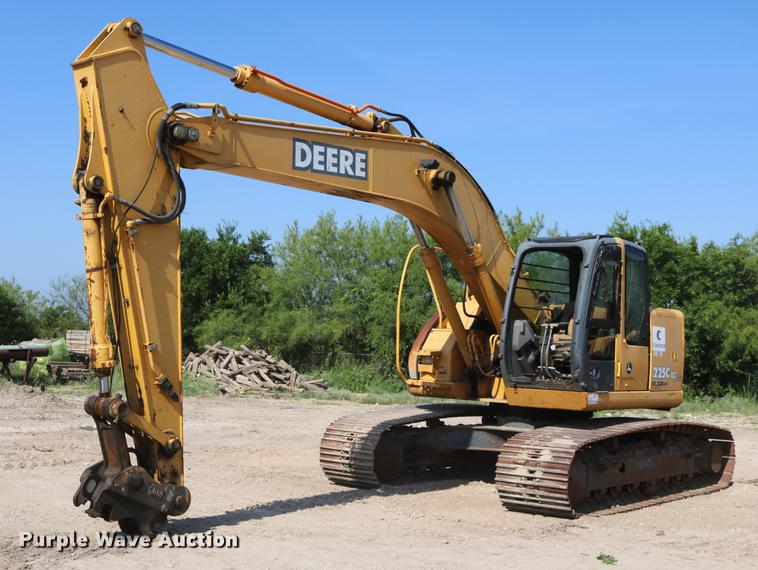 image for item DD8251 2006 John Deere 225C LC excavator
