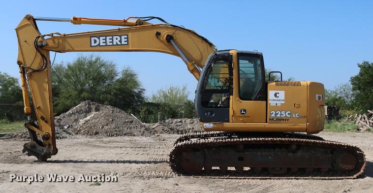 image for item DD8251 2006 John Deere 225C LC excavator