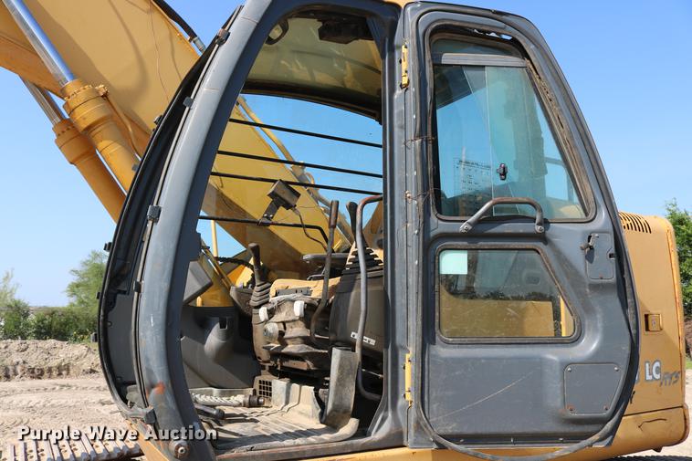 image for item DD8251 2006 John Deere 225C LC excavator