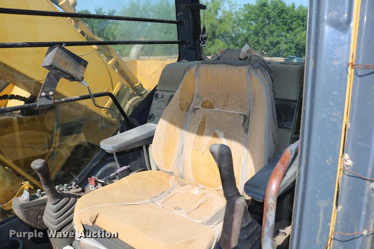 image for item DD8251 2006 John Deere 225C LC excavator