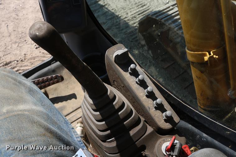 image for item DD8251 2006 John Deere 225C LC excavator