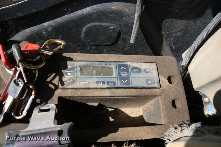 image for item DD8251 2006 John Deere 225C LC excavator