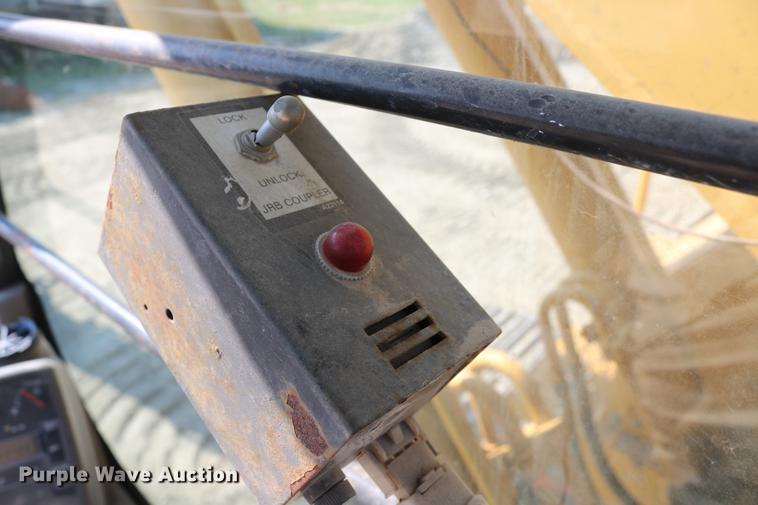 image for item DD8251 2006 John Deere 225C LC excavator