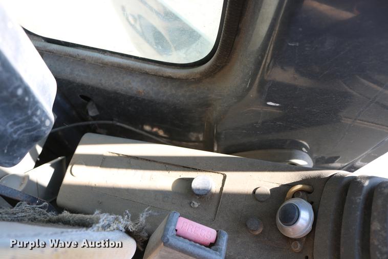 image for item DD8251 2006 John Deere 225C LC excavator