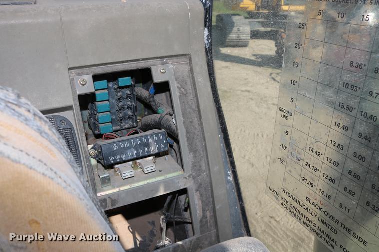 image for item DD8251 2006 John Deere 225C LC excavator