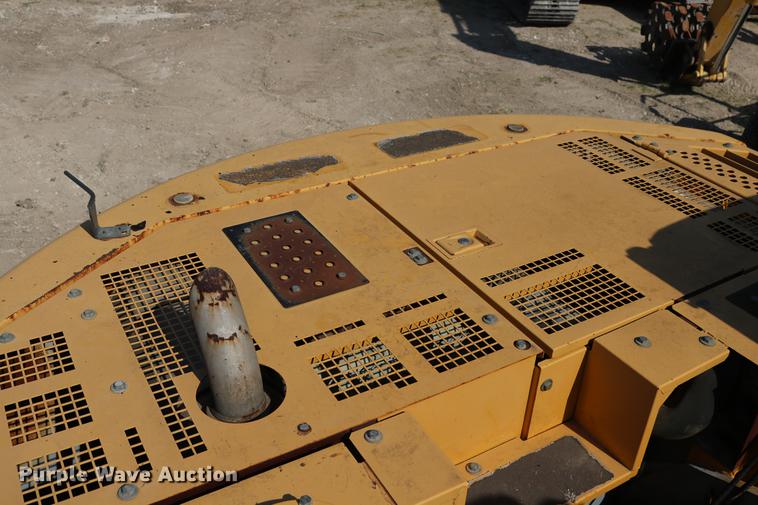 image for item DD8251 2006 John Deere 225C LC excavator